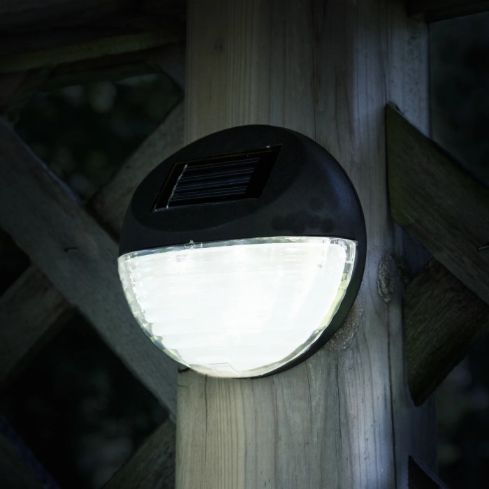 Battery powered outdoor lights
